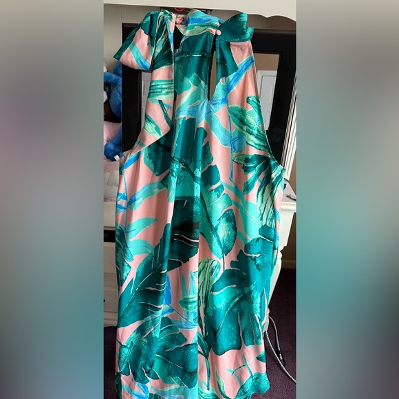 This hi-lo sleeveless blouse from NY&Company is XL in a pink/green color combo - Picture 6 of 7